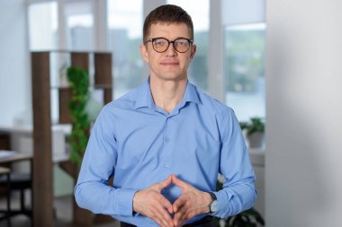 Yakışıklı orta yaşlı bir adamın portresi.