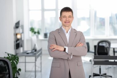 Yakışıklı orta yaşlı bir adamın portresi.