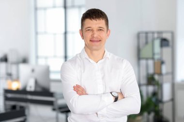 Yakışıklı orta yaşlı bir adamın portresi.