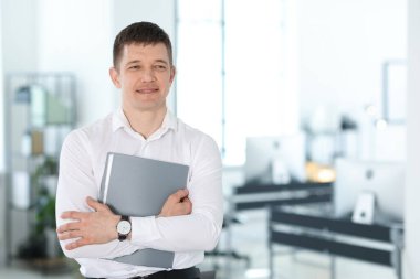 Ofisinde dosyası olan yakışıklı bir adamın portresi. Metin için boşluk