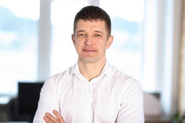 Yakışıklı orta yaşlı bir adamın portresi.