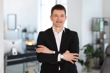 Yakışıklı orta yaşlı bir adamın portresi.