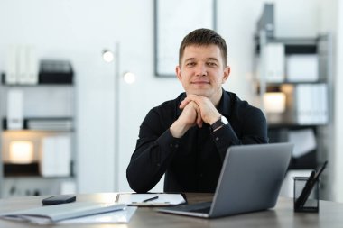 Ofisteki masadaki yakışıklı adamın portresi. Metin için boşluk