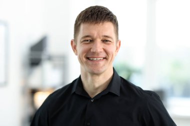 Yakışıklı orta yaşlı bir adamın portresi.