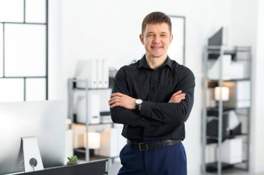 Ofisteki masanın yanındaki yakışıklı adamın portresi. Metin için boşluk