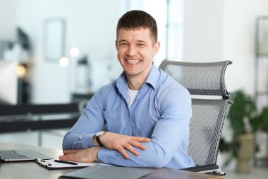 Ofisteki yakışıklı adamın portresi.