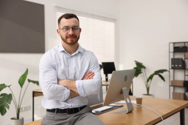 İş yerindeki yakışıklı işadamının portresi.