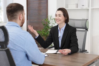 Aday ve adayın ofiste iş görüşmesi var.