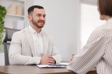 Aday ve adayın ofiste iş görüşmesi var.