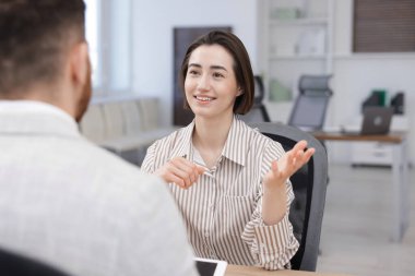 Aday ve adayın ofiste iş görüşmesi var.