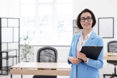 Ofisinde panosu olan mutlu üye alıcısı, metin için boşluk