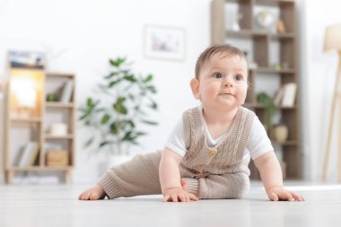 Evde yerde sürünen şirin bir bebek. Metin için boşluk