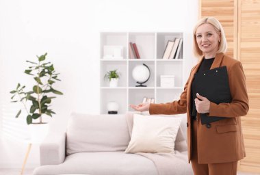 Ofisinde dosya bulunan profesyonel psikolog, metin için boşluk