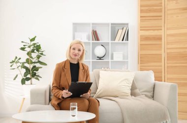 Ofisteki koltukta panosu olan profesyonel bir psikolog.