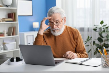 Üst düzey bir adam içeride bilgisayarla öğreniyor. Kendi kendine çalışma.