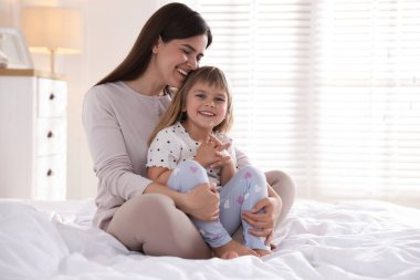 Anne ve kızı evde yatıyorlar. Metin için boşluk