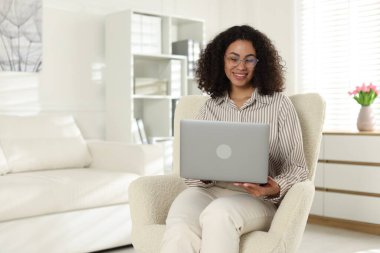 Ofiste dizüstü bilgisayarla çalışan profesyonel bir psikolog.