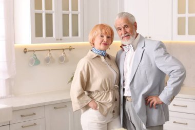 Güzel yaşlı çift birlikte mutfaktalar, mesaj atmak için yer var.