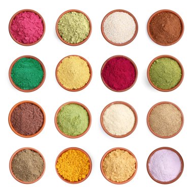 Beyaz arka planda kaselerde farklı süper yiyecek tozları var. Üst görünüm