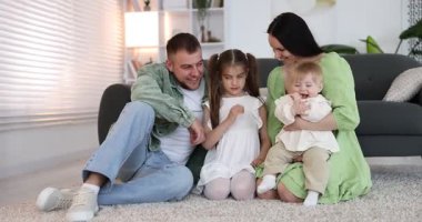Mutlu ebeveynler ve çocukları evde birlikte.