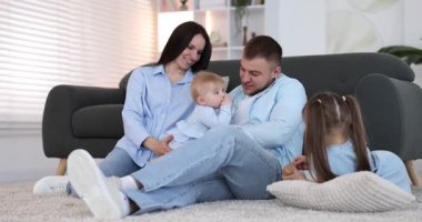 Mutlu ebeveynler ve çocukları evde birlikte.