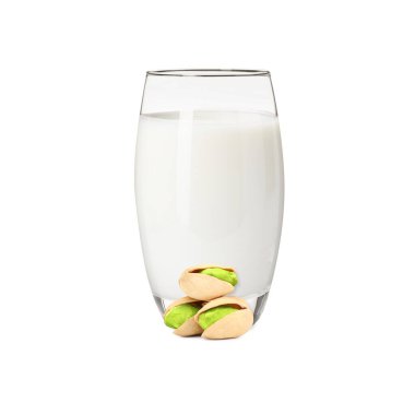 Bardakta fındık sütü ve beyaz fındıklar.