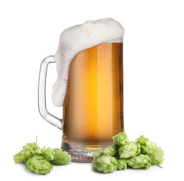 Cam bardakta taze bira ve beyaz arka planda zıplayan çiçekler.