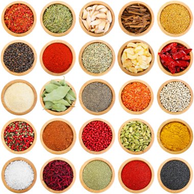 Farklı aromatik baharatlar ve beyaz kaplar. Üst görünüm