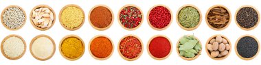 Farklı aromatik baharatlar ve beyaz kaplar. Üst görünüm
