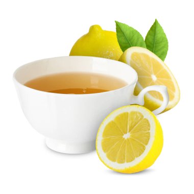 Bardakta çay ve beyaz arka planda taze limon.