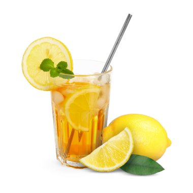 Buzlu çayı beyaz zemin üzerinde limonlu bardakla tazeliyorum.