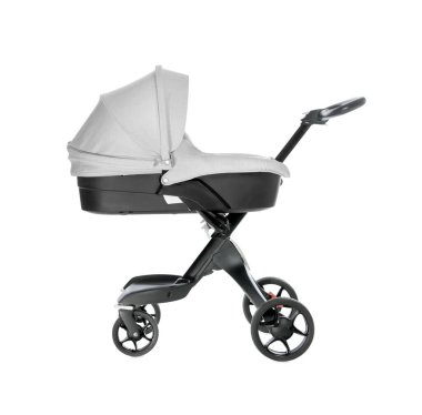 Bebek arabası. Beyaz arkaplanda modern beyaz bebek arabası