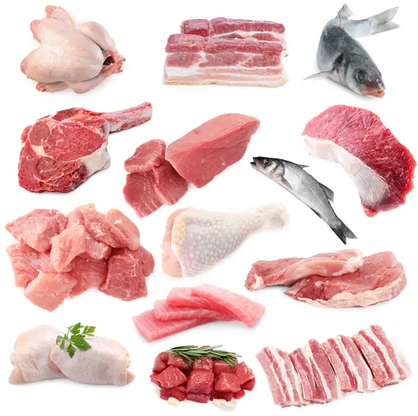 Balık ve et. Beyaz arka planda farklı ham ürünler, kolaj