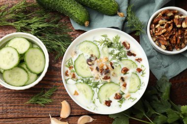 Salatalık çorbası, dereotlu, fındıklı ve sarımsaklı ahşap masa, düz uzanmış