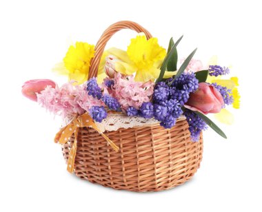 Beyaz sepetteki güzel renkli çiçekler.