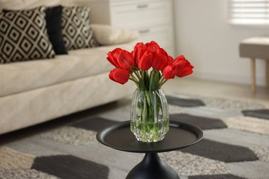 Güzel kırmızı laleler vazonun içinde, masa içinde, metin için yer var.