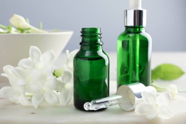 Masada gerekli yağlar ve yasemin çiçekleri, yakın plan.