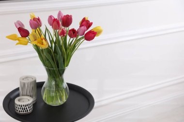 İçerideki masada bir buket güzel lale ve dekor var. Metin için boşluk