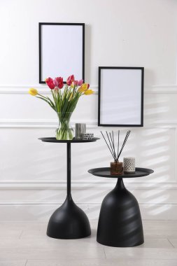 İçerideki masalarda bir buket güzel lale ve dekor.