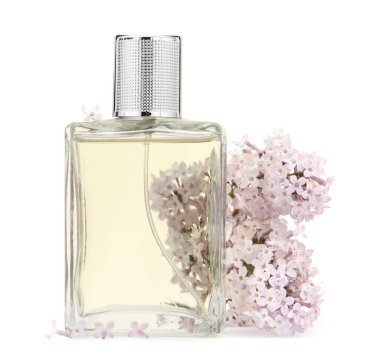 Bir şişe lüks parfüm ve beyaza ayrılmış leylak çiçekleri.