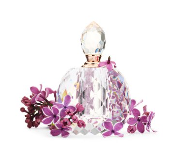 Bir şişe lüks parfüm ve beyaza ayrılmış leylak çiçekleri.