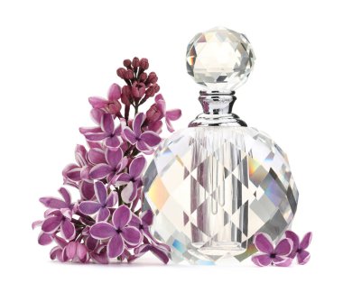 Bir şişe lüks parfüm ve beyaza ayrılmış leylak çiçekleri.