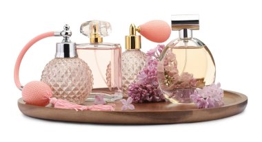 Lüks parfümler ve beyaz tenli güzel leylak çiçekleri.