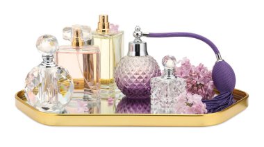 Lüks parfümler ve beyaz tenli güzel leylak çiçekleri.