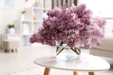 İçerideki masada vazoda güzel leylak çiçekleri, metin için boşluk.