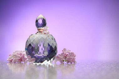 Güzel leylak çiçekleri ve parfüm ayna yüzeyinde menekşe eğimli arkaplan, metin için boşluk