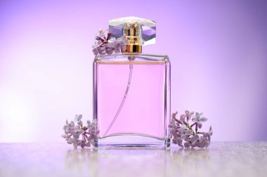 Güzel leylak çiçekleri ve parfüm ayna yüzeyinde menekşe eğimli arka planda