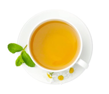 Fincanda nefis papatya çayı, taze çiçekler ve beyaz renkte izole edilmiş nane şekeri.