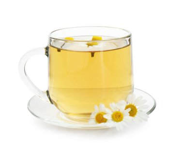 Cam bardakta nefis papatya çayı ve beyaz bardakta taze çiçekler.