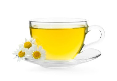 Cam bardakta nefis papatya çayı ve beyaz bardakta taze çiçekler.